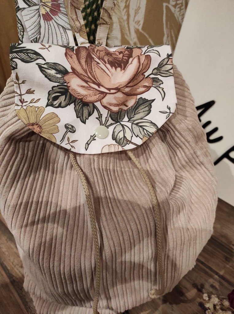 Sac à dos crèche; 
Velours rose blush
Tissus Bouquet de fleurs