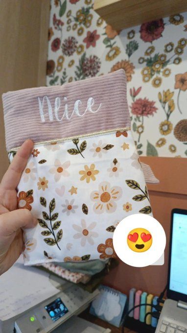 Protège carnet de santé brodé Alice