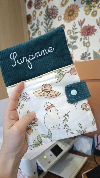 Protège carnet de santé brodé Suzanne