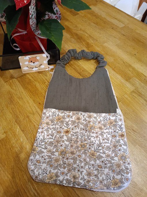 Bavoir cantine maternelle fleurs sauge