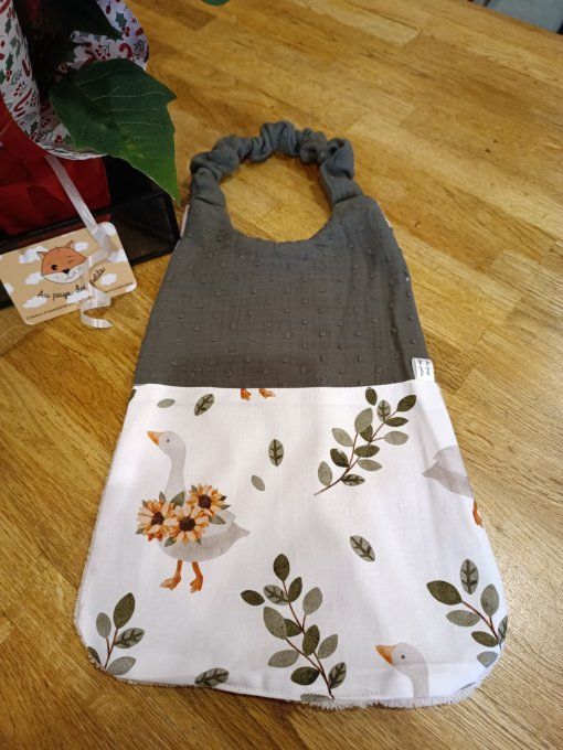 Bavoir cantine maternelle oie fleuri