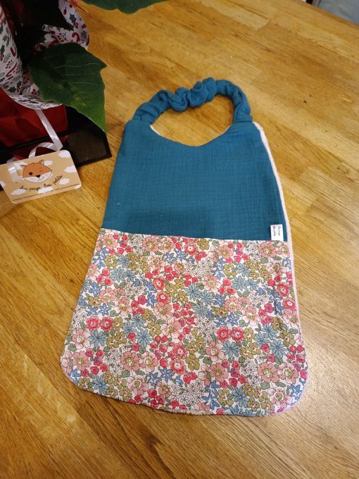 Bavoir cantine maternelle camélia fuschia