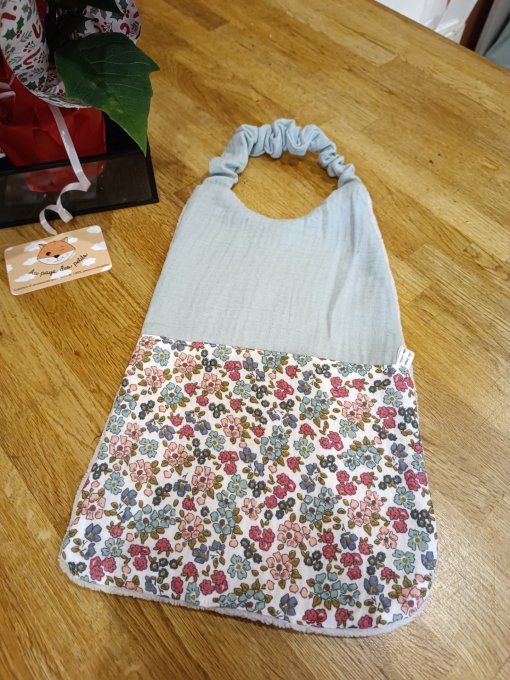 Bavoir cantine maternelle DG fleurs fuchsia