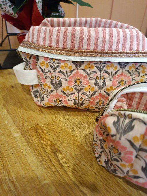 Ensemble trousse de toilette et  à maquillage tissu DG indien orange 