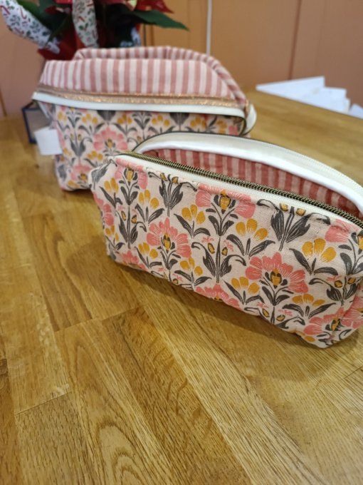 Ensemble trousse de toilette et  à maquillage tissu DG indien orange 