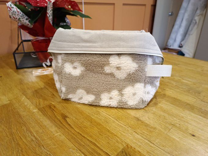 Trousse de toilette sherpas fleurs blanche fond taupe